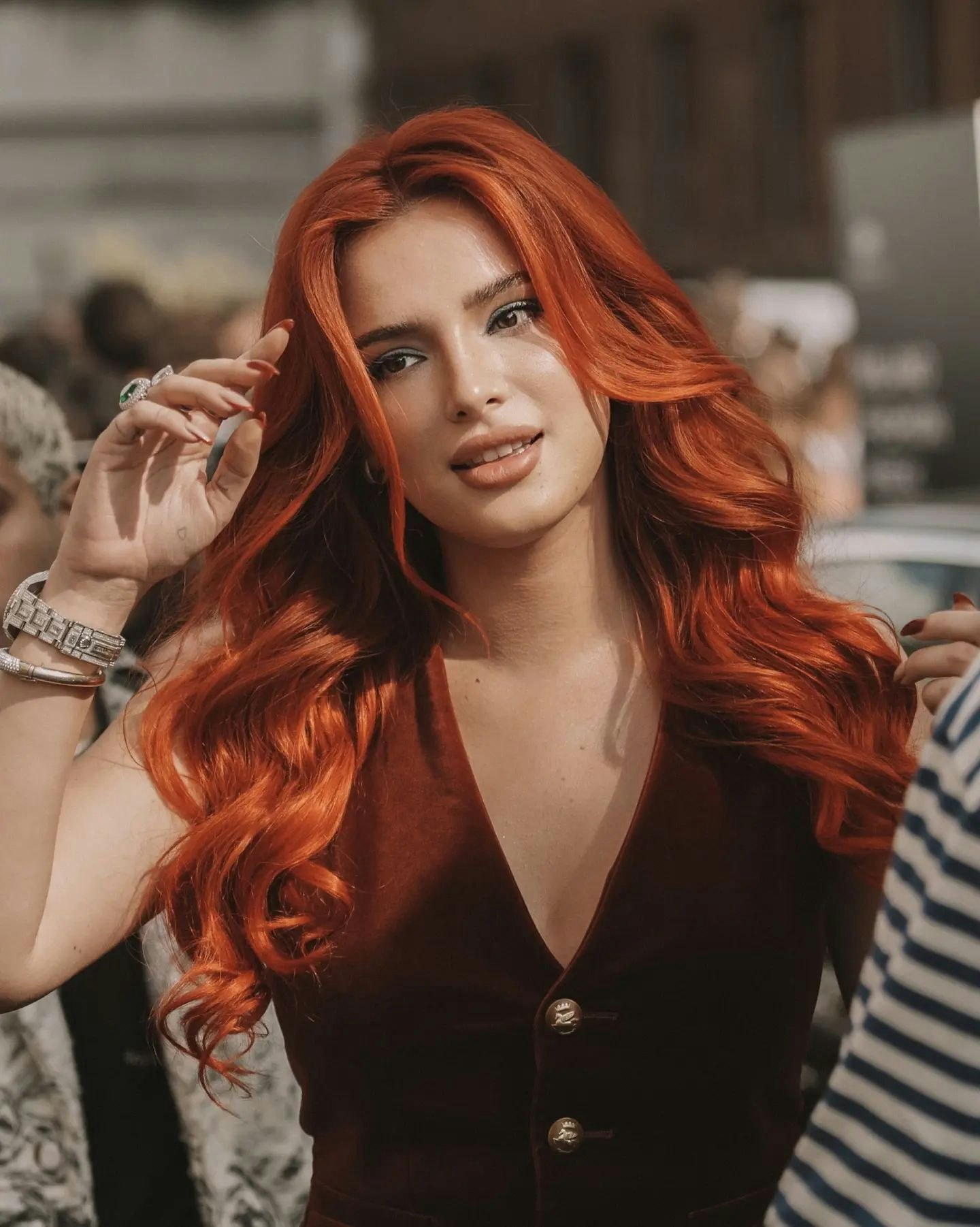 dark-red-hair-bella-thorne