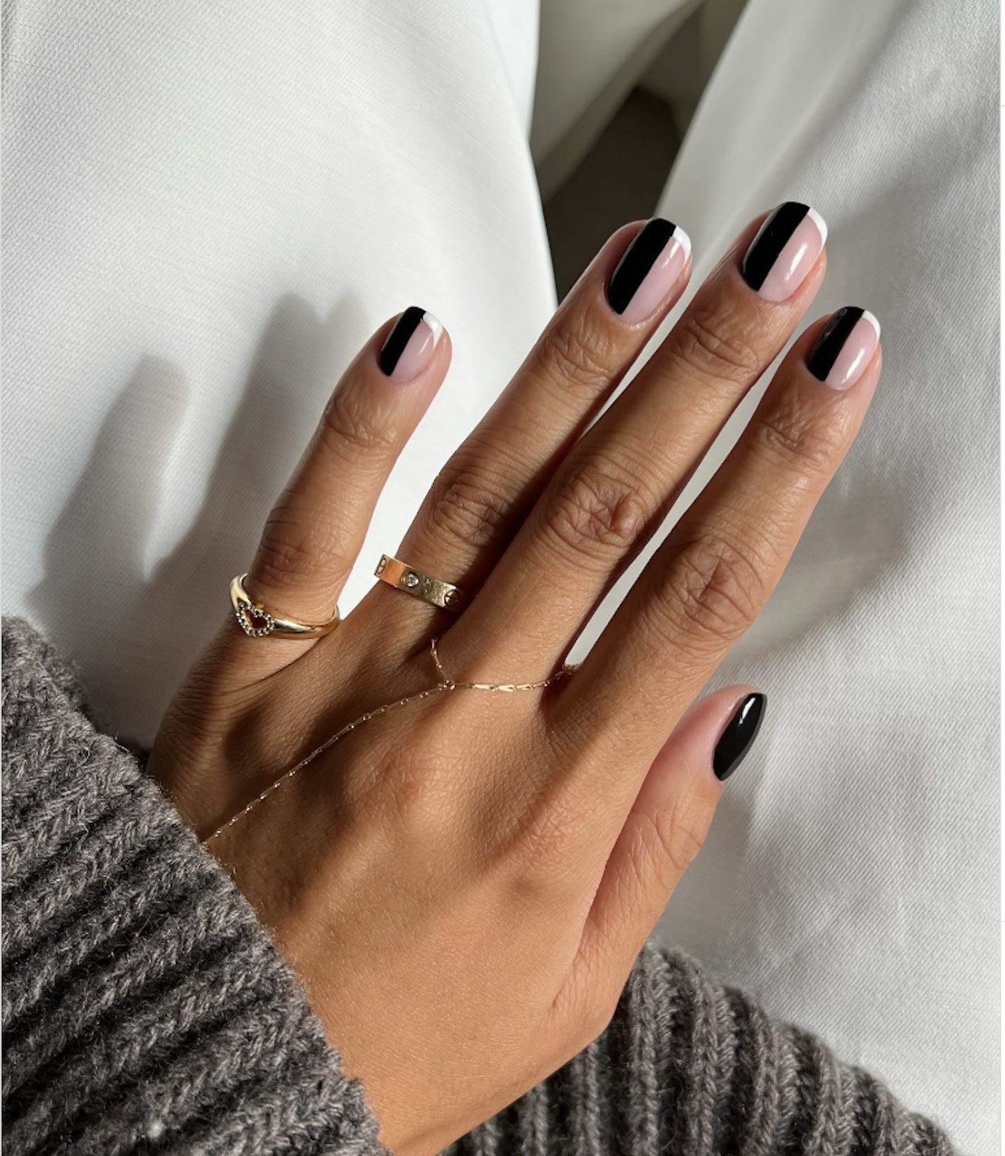 Black nail design - black and white